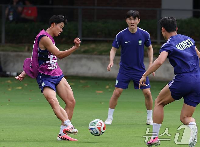 대한민국 축구대표팀 손흥민이 6일(현지시간) 멕시코 할리스코 과달라하라에 위치한 '치바스 베르데 바예' 훈련장에서 열린 2026 국제축구연맹(FIFA) 북중미월드컵 피파 커뮤니티 트레이닝(오픈 트레이닝)에서 훈련을 하고 있다. 2026.6.7 ⓒ 뉴스1 임세영 기자