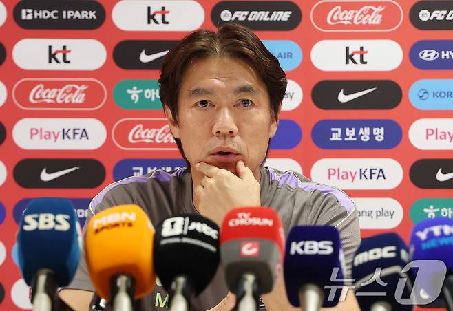 홍명보 대한민국 축구대표팀 감독이 6일(현지시간) 2026 국제축구연맹(FIFA) 북중미월드컵이 열리는 멕시코 할리스코 과달라하라에 위치한 '치바스 베르데 바예' 훈련장에서 인터뷰를 하고 있다. 2026.6.7 ⓒ 뉴스1 임세영 기자