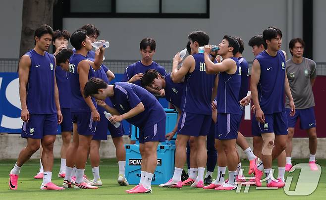 대한민국 축구대표팀 선수들이 6일(현지시간) 멕시코 할리스코 과달라하라에 위치한 '치바스 베르데 바예' 훈련장에서 열린 2026 국제축구연맹(FIFA) 북중미월드컵 피파 커뮤니티 트레이닝(오픈 트레이닝)에서 훈련 사이에 물을 마시고 있다. 2026.6.7 ⓒ 뉴스1 임세영 기자