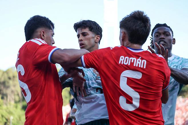 Portugal?s defender #20 Joao Cancelo (2L) and Portugal?s forward #17 Rafael Leao (R) argue with Chile?s defender #26 Felipe Faundez (L) and Chile?s defender #5 Ivan Roman during the international friendly football match between Portugal and Chile at Estadio Nacional do Jamor in Oeiras, on June 6, 2026. (Photo by PATRICIA DE MELO MOREIRA / AFP)

<저작권자(c) 연합뉴스, 무단 전재-재배포, AI 학습 및 활용 금지>