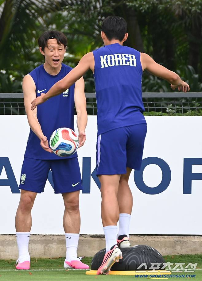 '이것 좀 봐라~' 친구의 빈틈을 놓치지 않는 이재성의 장난기