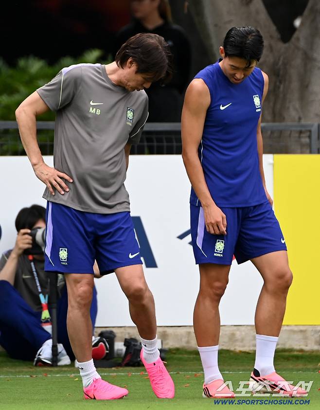 7일(한국시각) 멕시코 과달라하라의 대표팀 베이스캠프 훈련장인 치바스 베르데 바예에서 진행된 대한민국 월드컵 대표팀의 공식 훈련, 홍명보 감독과 손흥민이 이야기를 하고 있다. 과달라하라(멕시코)=허상욱 기자wook@sportschosun.com/2026.06.07/