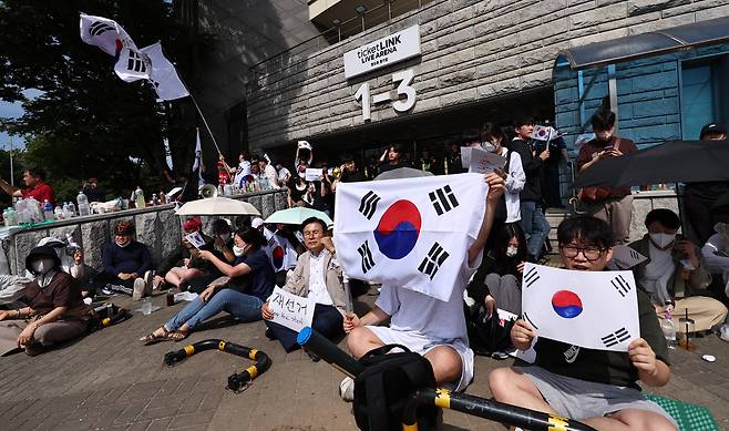 6·3 지방선거 투표용지 부족 사태에 반발한 시민들이 6일 오전 서울 송파구 올림픽공원 핸드볼경기장 개표소 앞에 모여 재선거를 요구하는 구호를 외치고 있다. /뉴스1