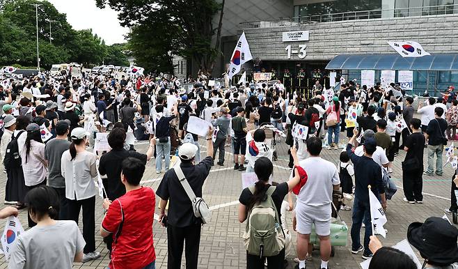 6·3 지방선거 투표지 부족 사태를 규탄하며 재선거를 요구하는 '잠실 개표소 봉쇄 시위'가 계속되고 있는 7일 서울 송파구 올림픽공원 핸드볼경기장 앞에서 부정선거를 주장하는 시민들이 구호를 외치고 있다. 연합뉴스