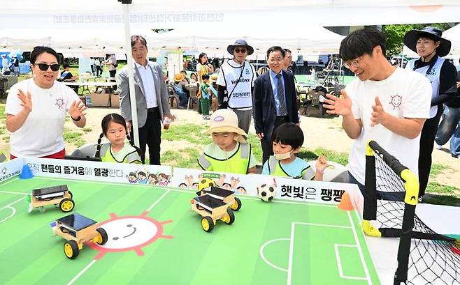 김성훈(오른쪽 3번째) 인천환경공단 이사장이 인천대공원 어울큰마당에서 열린 제31회 환경의 날 기념행사를 둘러보고 있다. ⓒ 인천환경공단 제공