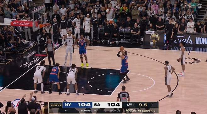5일(현지 시간) 열린 NBA 파이널 2차 전에서 브런슨이 마지막 슛을 넣는 장면. 이날 브런슨의 슛으로 104점 동점이었던 닉스는 1점을 더 얻어 105 대 104로 승리했다.