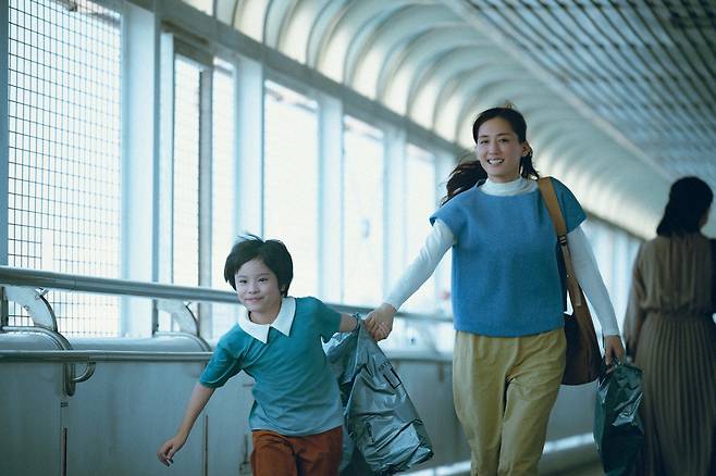 10일 개봉하는 ‘상자 속의 양’은 인공지능(AI)으로 만들어진 로봇 카케루(쿠와키 리무)가 아이를 잃은 부부의 삶에 들어오면서 벌어지는 이야기를 다룬 공상과학(SF) 영화다. 고레에다 히로카즈 감독의 10번째 칸 국제 영화제 초청작이기도 하다. NEW 제공