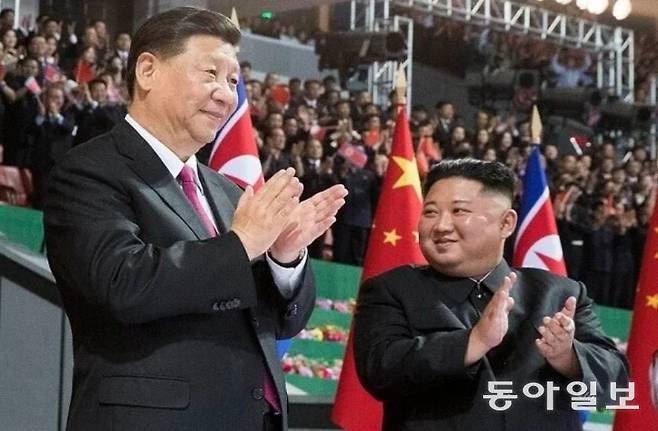 2019년 6월 평양을 방문한 시진핑 중국 국가주석을 위해 성대한 군중 행사를 연 김정은이 시 주석의 표정을 살피고 있다. 동아일보 DB
