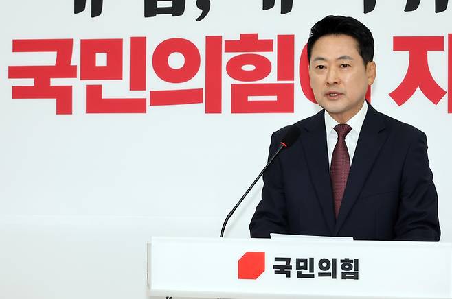 국민의힘 장동혁 대표가 7일 국회에서 6·3 지방선거에서 불거진 투표용지 부족 사태와 관련한 기자회견을 열고 있다. 연합뉴스