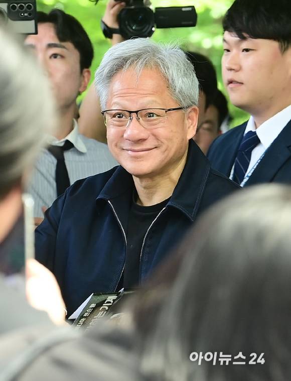 젠슨 황 엔비디아 최고경영자(CEO)가 5일 오후 전세기를 통해 서울김포비즈니스항공센터로 입국해 시민들의 사인 요청에 응하고 있다. [사진=정소희 기자]