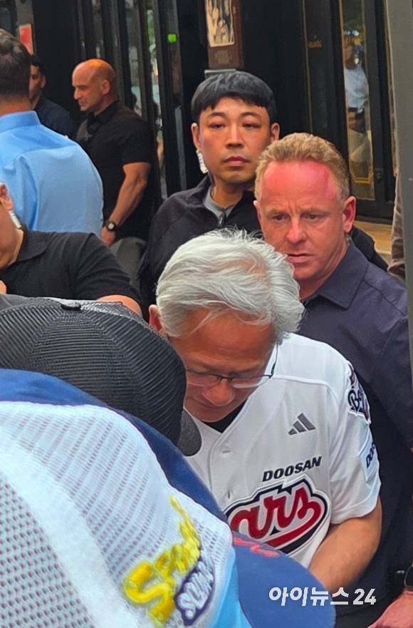 젠슨 황 엔비디아 최고경영자(CEO)가 7일 서울 강남구 삼성동 깐부치킨에서 열린 최태원 SK그룹 회장과의 만찬 회동에 참석하기 위해 입장하고 있다. [사진=박지은 기자]