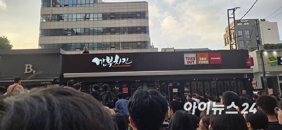 7일 서울 강남구 삼성동 깐부치킨 앞에 젠슨 황 엔비디아 최고경영자(CEO)와 최태원 SK그룹 회장의 만찬 회동을 보기 위해 시민과 취재진이 몰려 있다. [사진=박지은 기자]