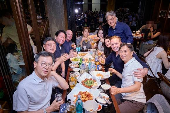 SK그룹과 엔비디아 관계자들이  7일 서울 삼성동 깐부치킨에서 깐부회동을 즐기고 있다. [사진=SK]