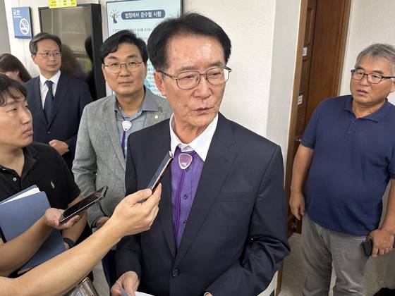 박우량 전남 신안군수가 2024년 9월 6일 기간제 공무원 채용 과정에 면접 위원들에게 영향력을 행사한 혐의(직권남용)로 기소된 항소심 재판에서 당선무효형을 선고받은 뒤 입장을 밝히고 있다. 연합뉴스