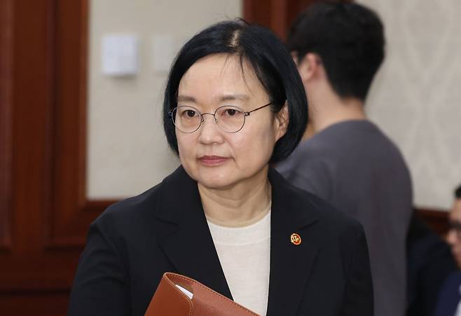 한성숙 중소벤처기업부 장관이 지난달 29일 서울 종로구 세종대로 정부서울청사에서 열린 비상경제본부 희의 겸 경제관계장관회의에 참석하고 있다. 이날 회의에서 참석자들은 중동전쟁 관련 대응상황 점검을 논의했다. 뉴스1