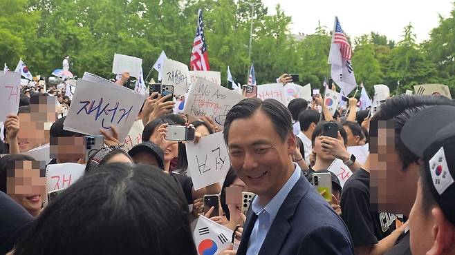 지난 6일 오후 재선거 요구 시위가 벌어지는 서울 송파구 올림픽공원에 부정선거론을 주장하는 모스 탄 미국 리버티대 교수가 방문하자 참가자가 환호하고 있다. 김창용 기자