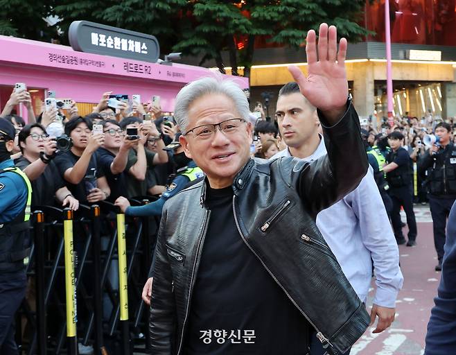 젠슨 황 엔비디아 최고경영자(CEO)가 지난 5일 서울 마포구 서교동의 한 고깃집에서 열린 최태원 SK회장, 구광모 LG회장, 이해진 네이버 의장과의 삼겹살 회동에 참석하고 있다./김정근 선임기자