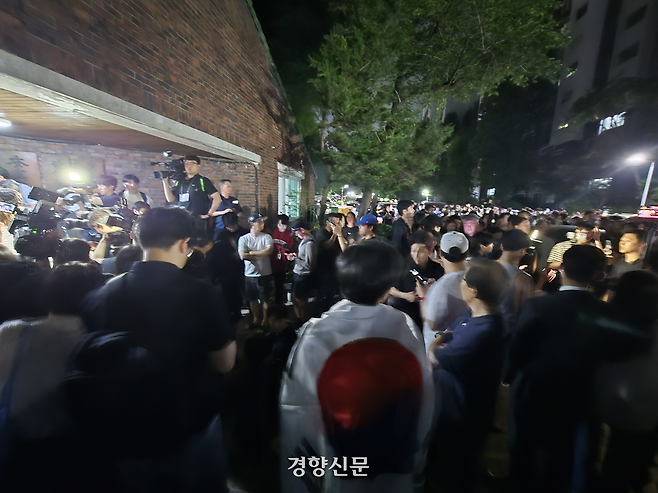 투표 중단 사태에 항의하는 시위대가  6·3 지방선거 본투표일이었던 지난 3일 서울 송파구 잠실7동 제2투표소 앞에 모여 “개표 중단” “재선거 실시” 등 구호를 외치고 있다. 김태욱 기자