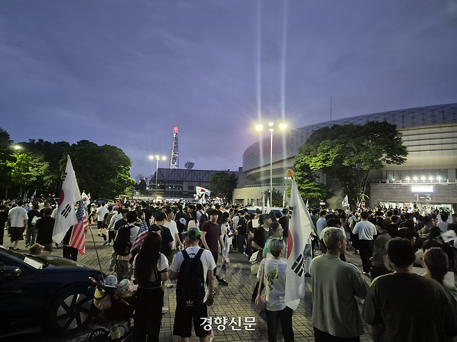 지난 6·3 지방선거 ‘투표용지 부족 사태’에 항의하는 시위대가 지난 7일 오후 서울 송파구 올림픽체육관 개표소를 봉쇄하고 재선거를 요구하고 있다. 김태욱 기자