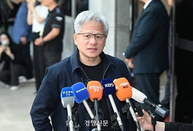 젠슨 황 엔비디아 최고경영자(CEO)가 5일 서울 강서구 서울김포비즈니스항공센터(SGBAC)를 통해 입국해 취재진의 질문에 답을 하고 있다. 권도현 기자