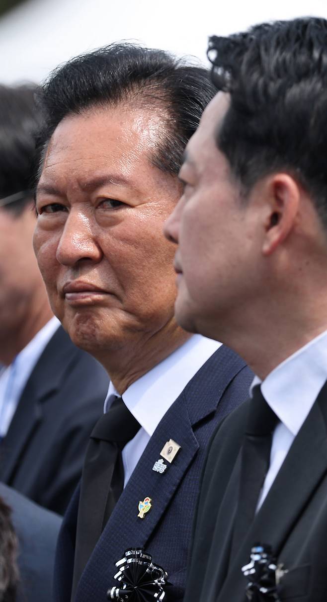 현충일 추념식 참석한 여야 대표 정청래 더불어민주당 대표(왼쪽)와 장동혁 국민의힘 대표가 지난 6일 서울 동작구 국립서울현충원에서 열린 제71회 현충일 추념식에 참석해 있다.  연합뉴스