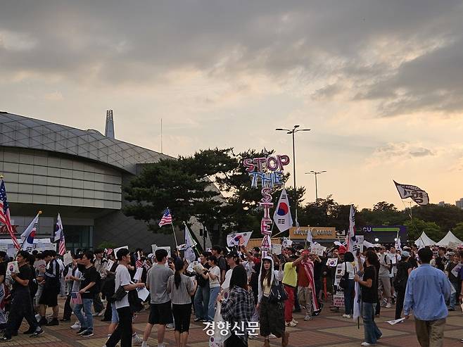7일 오후 서울 송파구 올림픽공원 핸드볼경기장에서 일부 시위 참여자들이 ‘부정선거’를 외치며 ‘스탑 더 스틸(Stop the steal)’ 피켓을 들고 있다. 박민규 기자