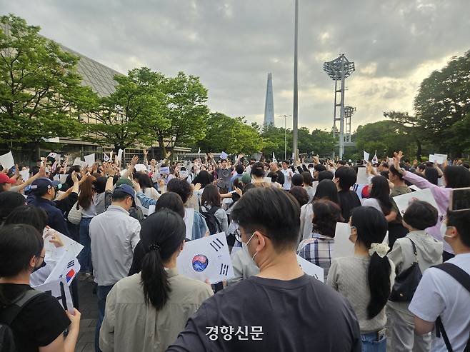 7일 오후 서울 송파구 올림픽공원 핸드볼경기장에서 시위 참여자들이 ‘재선거’를 외치고 있다. 박민규 기자