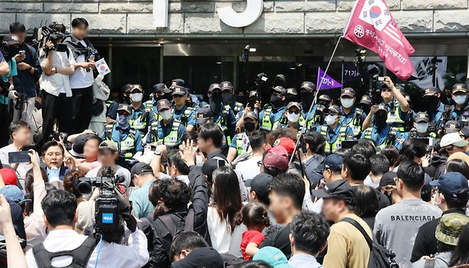 2박 3일 봉쇄 사태‘가 발생한 서울 송파구 잠실7동 제2투표소에 대한 개표가 진행 중인 가운데, 부정선거를 주장하는 시위대가 지난 5일 개표소인 올림픽공원 핸드볼경기장 앞에서 개표 중단을 요구하고 있다. [연합뉴스]