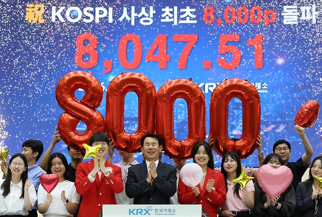 26일 서울 여의도 한국거래소 홍보관에서 정은보 이사장과 직원들이 코스피 8000포인트 돌파 기념 세리머니를 펼치고 있다. [연합뉴스]
