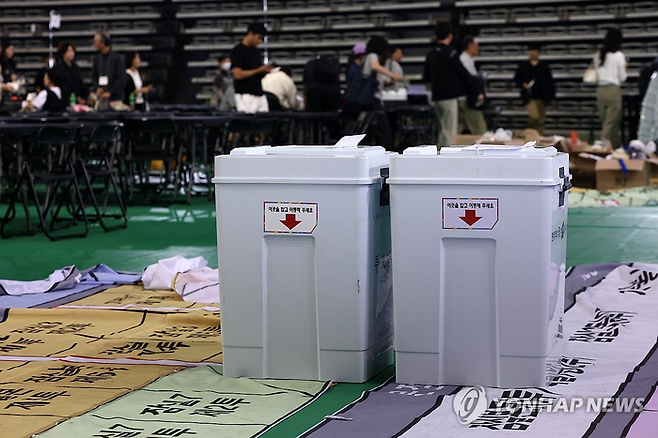 6·3지방선거일이 하루 지난 4일 서울 올림픽공원 핸드볼경기장에 마련된 송파구 개표소에 개함이 안된 잠실7동 제1투표소 투표함이 놓여 있다. [연합뉴스]