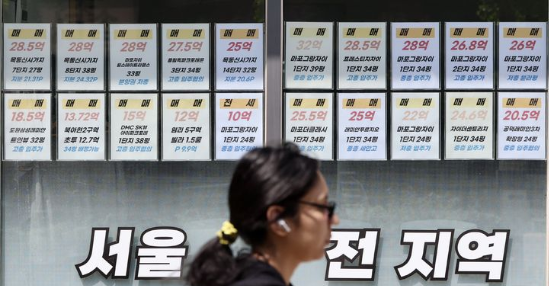 서울시내 한 공인중개사무소에 게시된 매물 안내문. (뉴시스)
