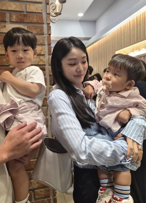 At the wedding of actors Lee Jun-woo and Baek Eun-hye, all eyes unexpectedly turned to Kim Yuna. When a photo of her holding two children was released, the first reaction was, Shes got her hands on the boys.On the 6th, former figure skater Jo Kyung-ah shared photos from the wedding on her social media. In the photos, Kim Yuna was smiling while holding one child in her arms, with another child standing close by her side. Along with the photos, Jo Kyung-ah wrote, My sons are here. Its all thanks to Mom, expressing her joy.She added, I went to Jun-young oppas (Lee Jun-woo) wedding and met Yeon-ah unnie for the first time in a long while, and continued, Im so grateful to unnie for happily posing for the photo. It was a photo of Kim Yuna and her two sons, taken during their long-awaited reunion.Jo Kyung-ah left a caption under the family photo: (My son, born in 92, loves this the most). The released photo also captured her husband holding their child. He was the unexpected star who appeared beneath the caption My sons are here.Lee Jun-woo, who got married that day, personally announced the news on social media the day before, saying, A precious person who looks in the same direction and will walk alongside me has appeared. Baek Eun-hye and Lee Jun-woo tied the knot at a location in Seoul, surrounded by the congratulations of family and friends.However, after the wedding, a comment by Jo Kyung-ah began circulating online. The post, which read, My sons have found their partners, along with the caption, (My son, born in 92, is the biggest fan), garnered attention alongside the photo.
