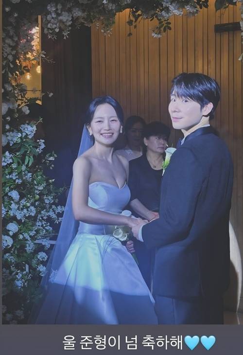 At the wedding of actors Lee Jun-woo and Baek Eun-hye, all eyes unexpectedly turned to Kim Yuna. When a photo of her holding two children was released, the first reaction was, Shes got her hands on the boys.On the 6th, former figure skater Jo Kyung-ah shared photos from the wedding on her social media. In the photos, Kim Yuna was smiling while holding one child in her arms, with another child standing close by her side. Along with the photos, Jo Kyung-ah wrote, My sons are here. Its all thanks to Mom, expressing her joy.She added, I went to Jun-young oppas (Lee Jun-woo) wedding and met Yeon-ah unnie for the first time in a long while, and continued, Im so grateful to unnie for happily posing for the photo. It was a photo of Kim Yuna and her two sons, taken during their long-awaited reunion.Jo Kyung-ah left a caption under the family photo: (My son, born in 92, loves this the most). The released photo also captured her husband holding their child. He was the unexpected star who appeared beneath the caption My sons are here.Lee Jun-woo, who got married that day, personally announced the news on social media the day before, saying, A precious person who looks in the same direction and will walk alongside me has appeared. Baek Eun-hye and Lee Jun-woo tied the knot at a location in Seoul, surrounded by the congratulations of family and friends.However, after the wedding, a comment by Jo Kyung-ah began circulating online. The post, which read, My sons have found their partners, along with the caption, (My son, born in 92, is the biggest fan), garnered attention alongside the photo.