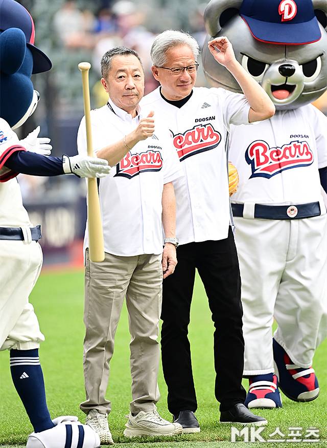 7일 서울 잠실야구장에서 ‘2026 프로야구’ 키움 히어로즈와 두산 베어스의 경기가 열렸다. 이날 시구는 엔비디아 최고경영자(CEO) 젠슨황이 나섰다. 젠슨황은 엔비디아 창립 연도인 1993년을 뜻하는 ‘93 ’번 유니폼을 입고 시구를 진행했다. 박정원 두산그룹 회장은 두산 창립 연도(1896년)를 의미하는 ‘96’ 번 유니폼을 입고 시타자로 나서 투타 호흡을 맞췄다. 박정원 회장, 젠슨황이 인사를 하고 있다. 사진(잠실 서울)=천정환 기자