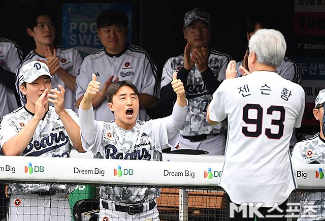 7일 서울 잠실야구장에서 ‘2026 프로야구’ 키움 히어로즈와 두산 베어스의 경기가 열렸다. 이날 시구는 엔비디아 최고경영자(CEO) 젠슨황이 나섰다. 젠슨황은 엔비디아 창립 연도인 1993년을 뜻하는 ‘93 ’번 유니폼을 입고 시구를 진행했다. 박정원 두산그룹 회장은 두산 창립 연도(1896년)를 의미하는 ‘96’ 번 유니폼을 입고 시타자로 나서 투타 호흡을 맞췄다. 두산 손아섭이 젠슨황을 향해 환호하고 있다. 사진(잠실 서울)=천정환 기자