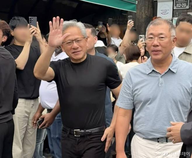 (서울=뉴스1) = 젠슨 황 엔비디아 CEO와 정의선 현대자동차그룹 회장이 7일 서울 을지로 우래옥에서 오찬 회동 후 나서고 있다. (독자제공, 재판매 및 DB금지)  2026.6.7/뉴스1  Copyright (C) 뉴스1. All rights reserved. 무단 전재 및 재배포,  AI학습 이용 금지. /사진=(서울=뉴스1)