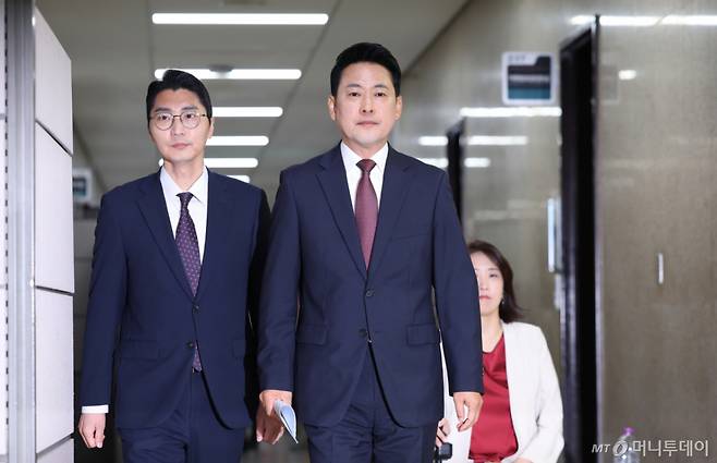 [서울=뉴시스] 김근수 기자 = 장동혁 국민의힘 대표가 7일 오전 서울 여의도 국회에서 열린 투표지 부족사태 현안 관련 기자회견을 하기 위해 이동하고 있다. 2026.06.07. ks@newsis.com /사진=김근수