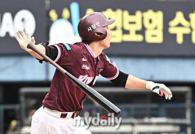 7일 오후 서울 잠실야구장에서 진행된 '2026 프로야구 KBO리그' 두산베어스와 키움히어로즈의 경기. 키움 서건창이 6회초 2사에서 안타를 치고 있다./잠실=송일섭 기자 andlyu@mydaily.co.kr