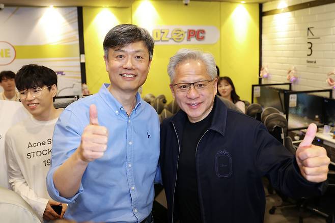장병규(왼쪽) 크래프톤 의장과 젠슨 황 엔비디아 최고경영자(CEO)가 7일 서울 강남구의 한 PC방에서 열린 펍지 팬 이벤트에서 회동한 모습 [크래프톤 제공]