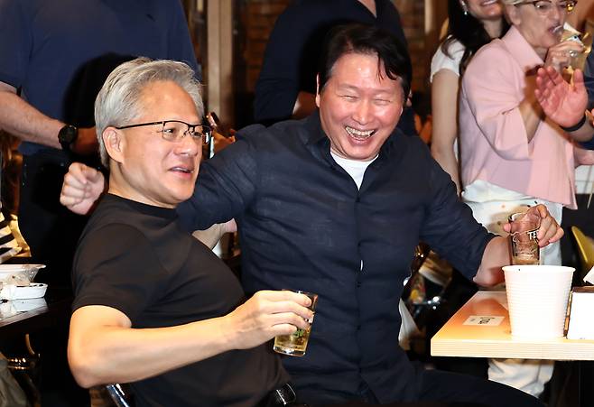 젠슨 황(왼쪽) 엔비디아 최고경영자(CEO)와 최태원 SK그룹 회장이 7일 서울 강남구 깐부치킨 삼성점에서 회동하고 있다. <연합뉴스>