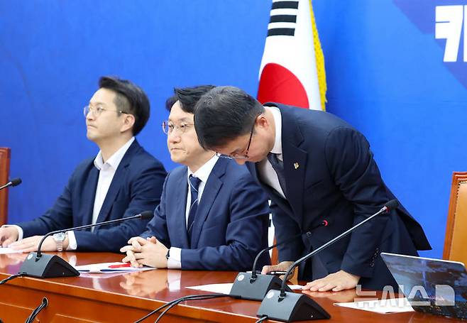 [서울=뉴시스] 김근수 기자 = 한병도 더불어민주당 원내대표가 7일 오후 서울 여의도 국회에서 투표지 부족 현안 관련 긴급 기자간담회 시작 전 인사를 하고 있다. 2026.06.07. ks@newsis.com
