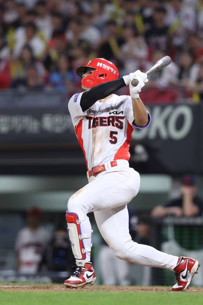 [서울=뉴시스] 프로야구 KIA 타이거즈 김도영이 2일 광주-기아챔피언스필드에서 열린 2026 신한 쏠 KBO리그 롯데 자이언츠와의 경기에서 안타를 치고 있다. (사진=KIA 타이거즈 제공) 2026.06.02. *재판매 및 DB 금지