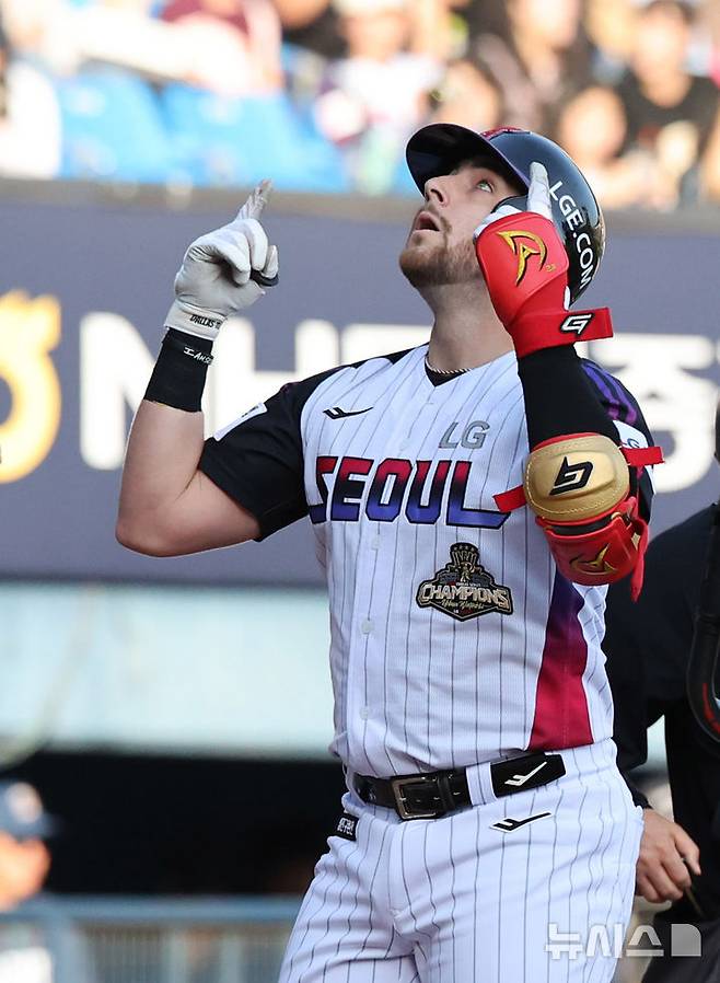[서울=뉴시스] 배훈식 기자 = 1일 오후 서울 송파구 잠실야구장에서 열린 2026 신한 SOL KBO리그 LG 트윈스와 NC 다이노스의 경기, 3회말 2사 3루 상황에서 LG 오스틴이 투런 홈런을 쳐내고 세리머니를 하고 있다. 2026.05.01. dahora83@newsis.com