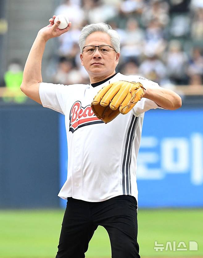 [서울=뉴시스] 사진공동취재단= 젠슨 황 엔비디아 최고경영자(CEO)가 7일 서울 송파구 잠실야구장에서 열린 2026 신한 SOL KBO리그 키움히어로즈 대 두산 베어스의 경기에서 시구를 하고 있다. 2026.06.07. photo@newsis.com