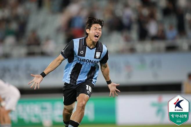 [천안=뉴시스] 천안시티FC 안창민이 7일 수원FC와 경기에서 경기종료 직전 득점에 성공하며 기뻐하고 있다. (사진=한국프로축구연맹 제공) 2026.06.07  photo@newsis.com *재판매 및 DB 금지
