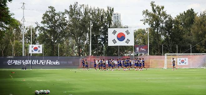 2026 북중미 월드컵에 출전하는 축구 국가대표팀이 6일(현지시간) 베이스캠프 훈련장인 멕시코 과달라하라 치바스 바예 베르데에서 첫 훈련을 하고 있다. 연합뉴스