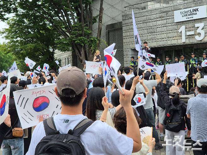 7일 개표소인 서울 송파구 올림픽공원 핸드볼경기장 앞에는 수천 명이 모여 집회를 이어가고 있다. 송선교 기자