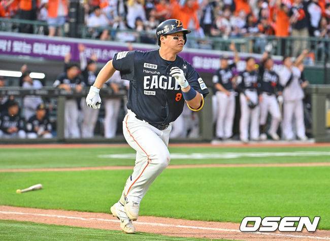 [OSEN=부산, 이석우 기자] 6일 부산 사직야구장에서 2026 신한 SOL KBO 리그 롯데 자이언츠와 한화 이글스의 경기가 열렸다. 홈팀 롯데는 이민석이, 방문팀 한화는 에르난데스가 선발 출전했다.한화 이글스 노시환이 8회초 1사 만루 우중간 동점 2타점  안타를 치고 진루하고 있다. 2026.06.06 / foto0307@osen.co.kr