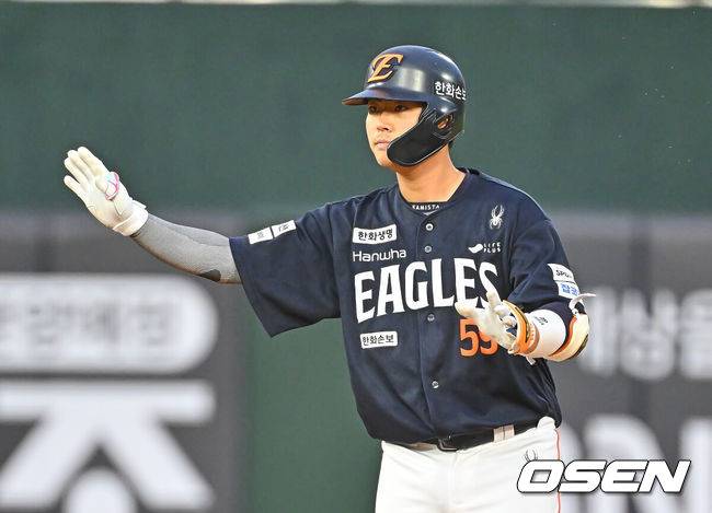 [OSEN=부산, 이석우 기자] 6일 부산 사직야구장에서 2026 신한 SOL KBO 리그 롯데 자이언츠와 한화 이글스의 경기가 열렸다. 홈팀 롯데는 이민석이, 방문팀 한화는 에르난데스가 선발 출전했다.한화 이글스 허인서가 8회초 2사 1,3루 역전 좌중간 2타점 2루타를 치고 손을 들어 보이고 있다. 2026.06.06 / foto0307@osen.co.kr