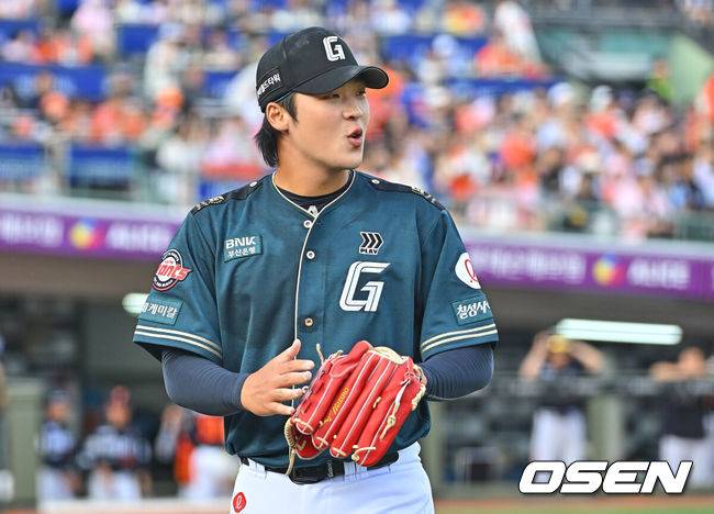 [OSEN=부산, 이석우 기자] 6일 부산 사직야구장에서 2026 신한 SOL KBO 리그 롯데 자이언츠와 한화 이글스의 경기가 열렸다. 홈팀 롯데는 이민석이, 방문팀 한화는 에르난데스가 선발 출전했다.롯데 자이언츠 선발 투수 이민석이 5회초 1사 1루 한화 이글스 오재원을 2루수 병살로 잡고 기뻐하고 있다. 2026.06.06 / foto0307@osen.co.kr